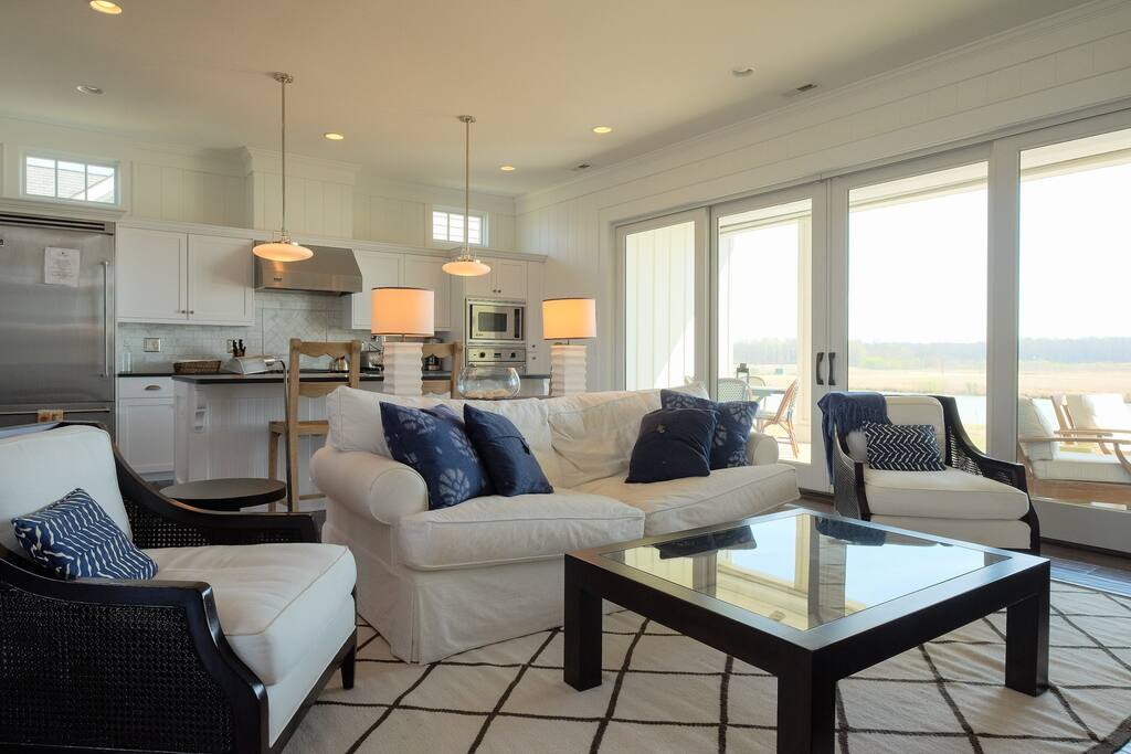 Beautifully appointed comfortable living room