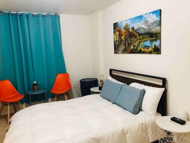 10 minutes walk to Vienna/Fairfax Metro Station