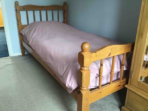 Light airy bedroom 2 minutes walk to contryside