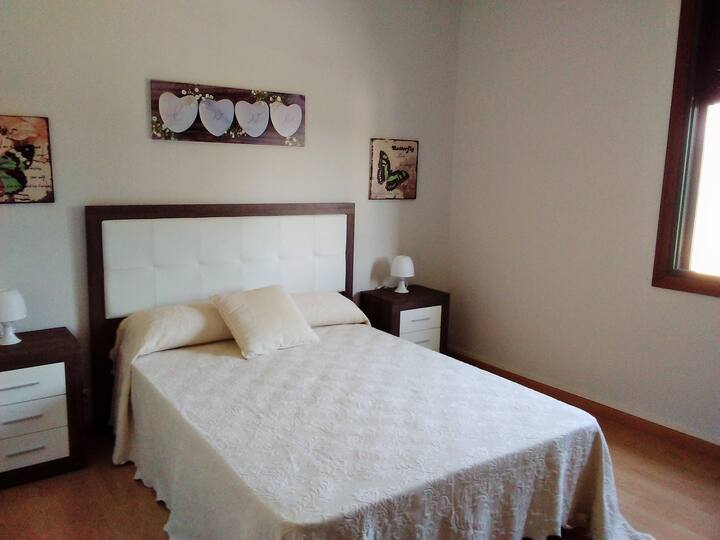 Ampia e luminosa camera matrimoniale,  con vista sul mare del fiume Vigo e sulla passeggiata principale del paese