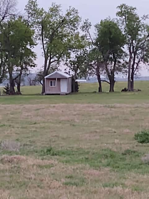 Cabaña pequeña en el rancho del burro