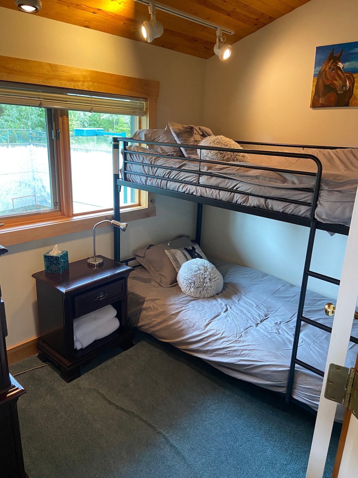 أسرّة بطابقين. 