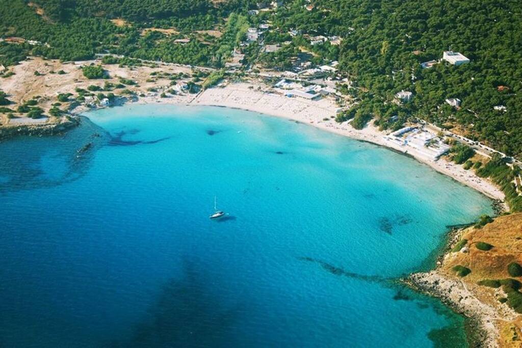 vista dall'alto della spiaggia antistante la villa