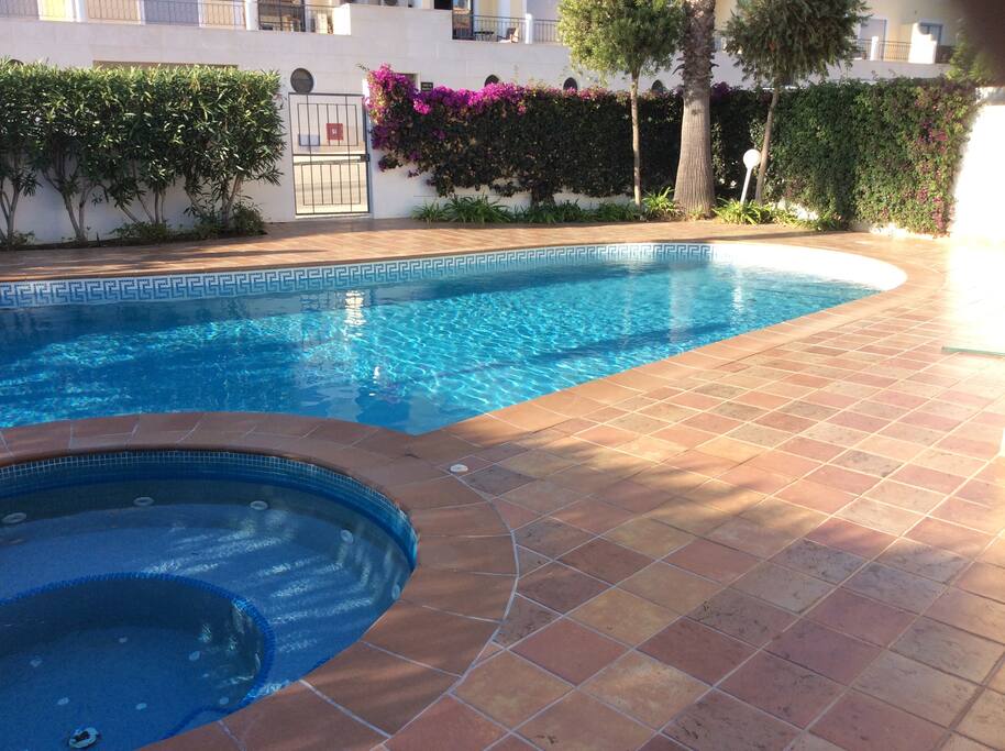 Pool mit Jacuzzi im März