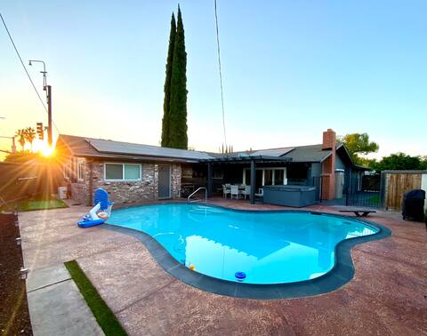 King Suite: 4 bed 3 bath, heated pool/spa & games
