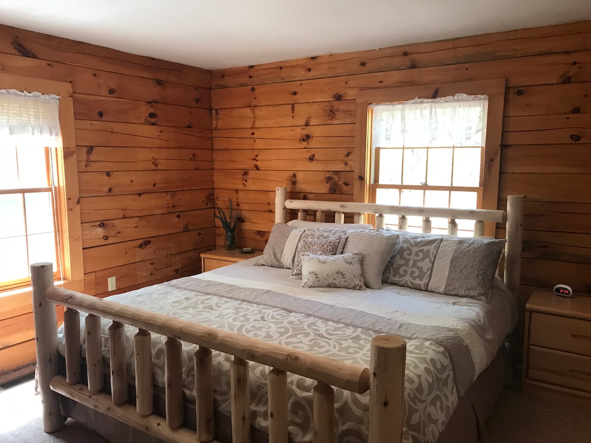 2. spavaća soba: bračni krevet s novim madracem Casper. Izravan pristup zajedničkoj kupaonici.