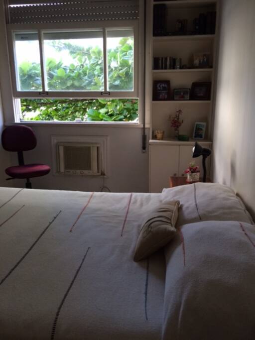 cama de casal, ar-condicionado, mesa de trabalho, 2 cadeiras.