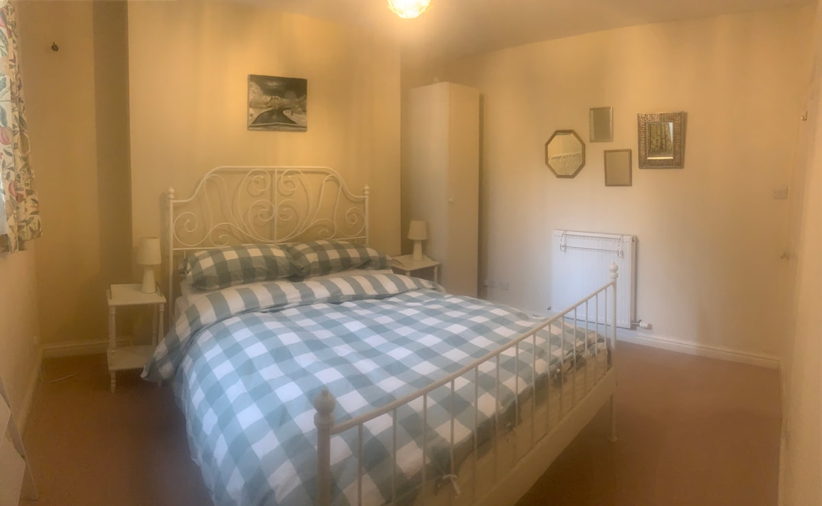 Spavaća soba s bračnim krevetom (širine 180 - 200 cm