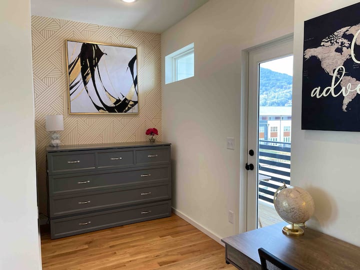 Angolo con letto estraibile con accesso al balcone. Ha una porta che dà privacy alla 2ª camera da letto, ma tieni presente che l'angolo NON è privato in quanto si trova in cima alla tromba delle scale del terzo piano e devi attraversarla per arrivare alla seconda camera da letto.