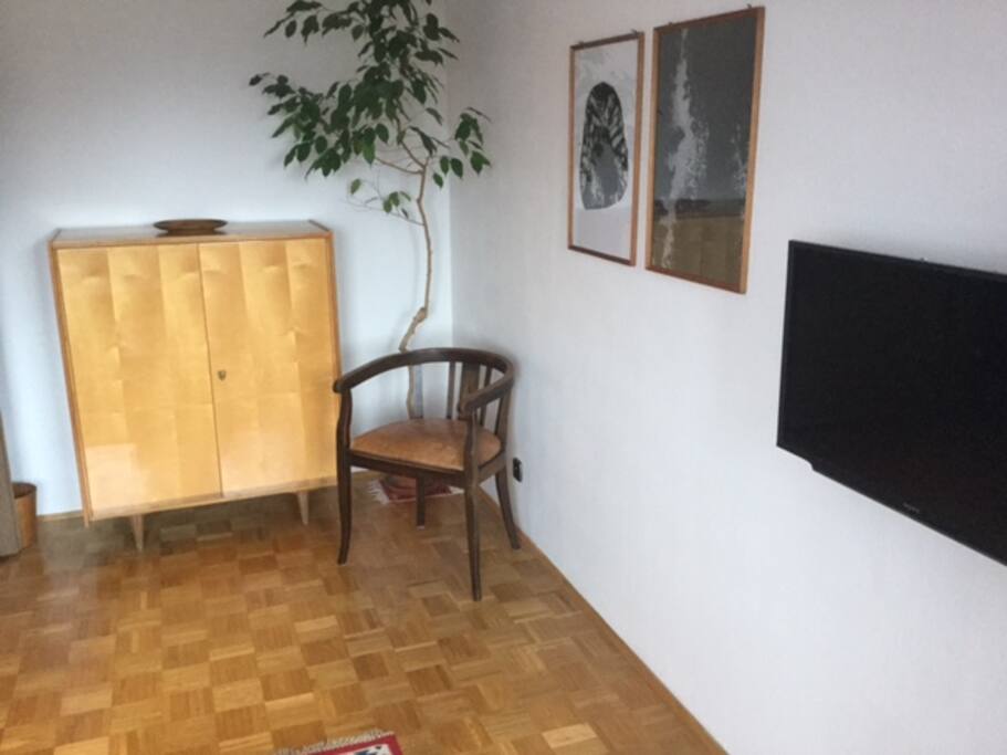 eine kleine Kommode mit Spielen, Kerzen etc.