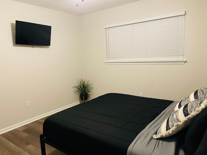 El entretenimiento se encuentra con la comodidad: disfruta de momentos de ocio en nuestro dormitorio queen, donde la televisión se convierte en tu compañera personal, convenientemente ubicada para una vista relajada desde la comodidad de tu cama.