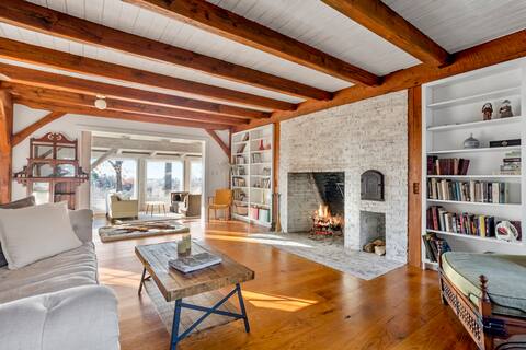 NEW Quiet, private farmhouse, stunning mntn views!