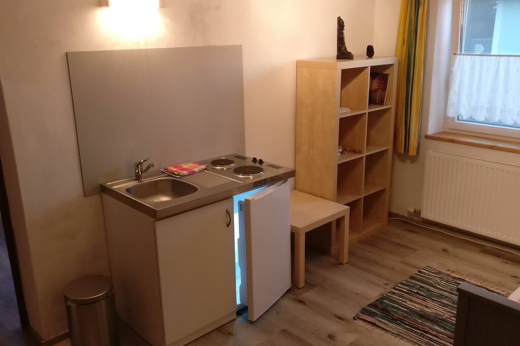 Küchenblock mit Waschbecken, E-Herd und Kühlschrank