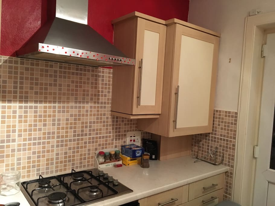 Spacious kitchen with gas cooker