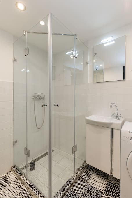 Spacious 90x90cm shower cabin in the bathroom