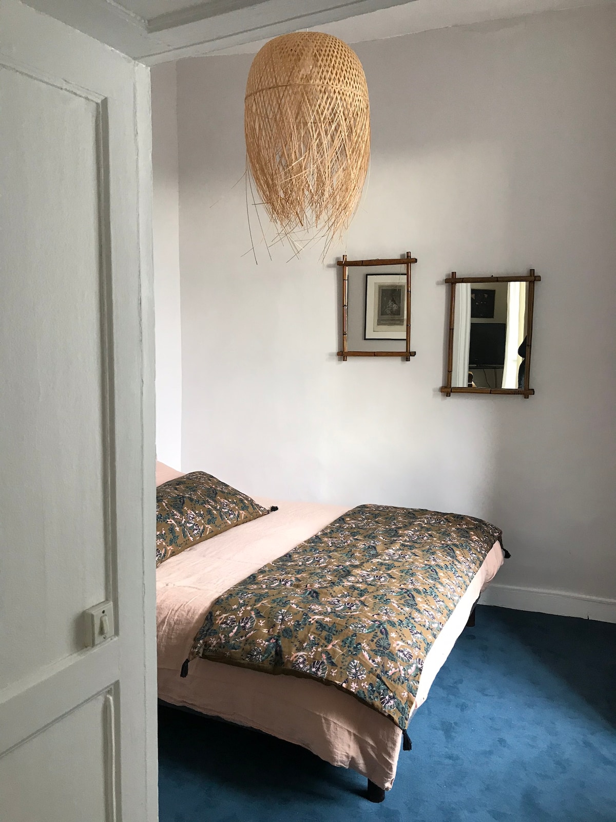 нова, квалитетна постелнина 
Постелнина