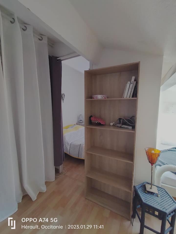 في الطابق العلوي مع غرفة ملابس