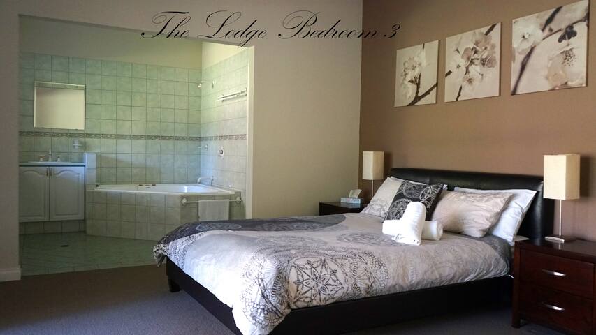 Harmony Forest Lakeside Lodge 5 bedrooms & Spa’s gallery image 5