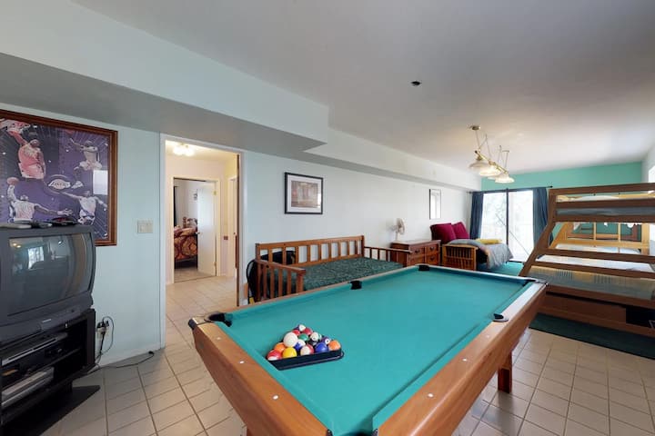 Meza ya Bwawa Dogo katika Chumba cha Kitanda cha Ghorofa ya Watoto. Televisheni ya zamani imeondolewa na kubadilishwa na televisheni mpya. 