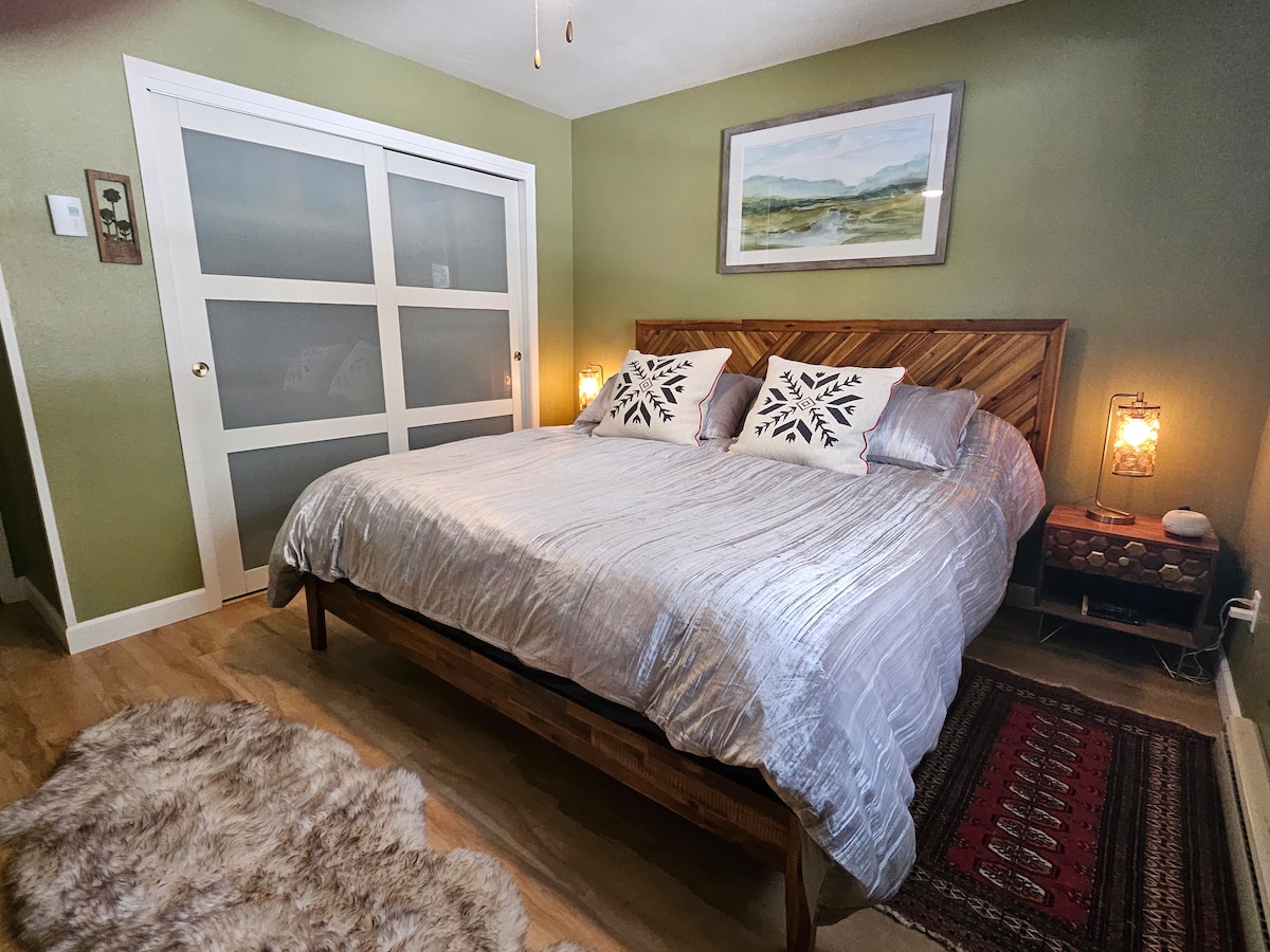 El dormitorio king para huéspedes con baño recién remodelado (suelos climatizados y bañera de hidromasaje de burbujas) está justo al otro lado del pasillo.