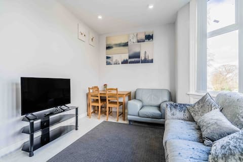 Top Airbnb: Modern flat in Moseley in Moseley