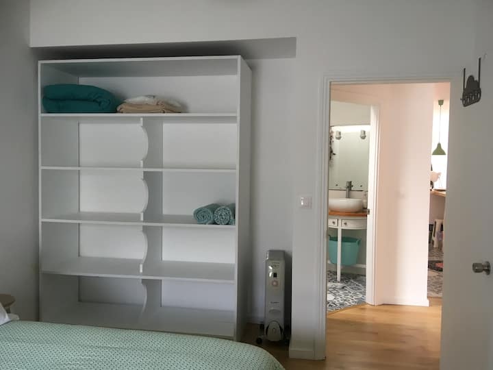 חדר - מחסן מרווח בחדר - דוד שמן - גישה ישירה לשירותים 