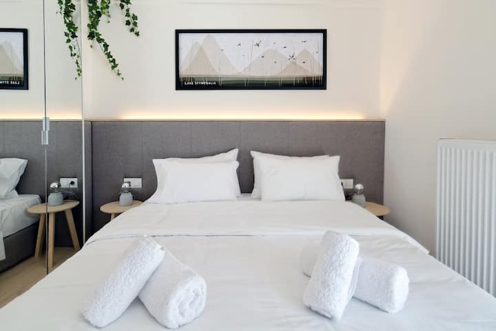 غرفة نوم بحجم كوين مع بياضات عالية الجودة وتصميم عصري وخزانة مرآة كاملة