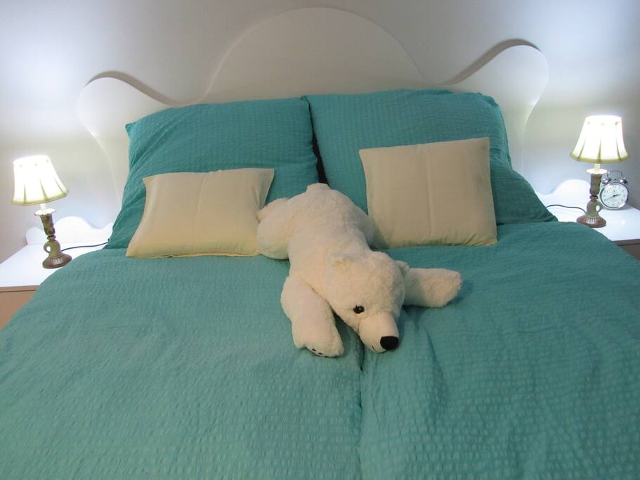 Das bequeme Boxspringbett ist 160 cm x 200 cm groß