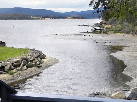 Romantic Waterfront Holiday Cottage - Huon Charm