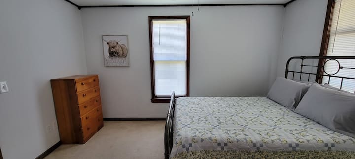 The Lariat House. 2 bed Cheerful farm house style