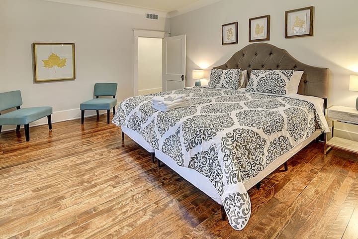 5 Bedroom family home in Outremont W/3 Parkings