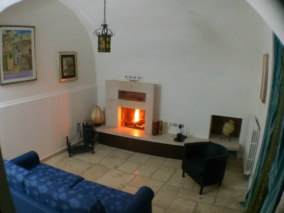 zona living con camino e bagno