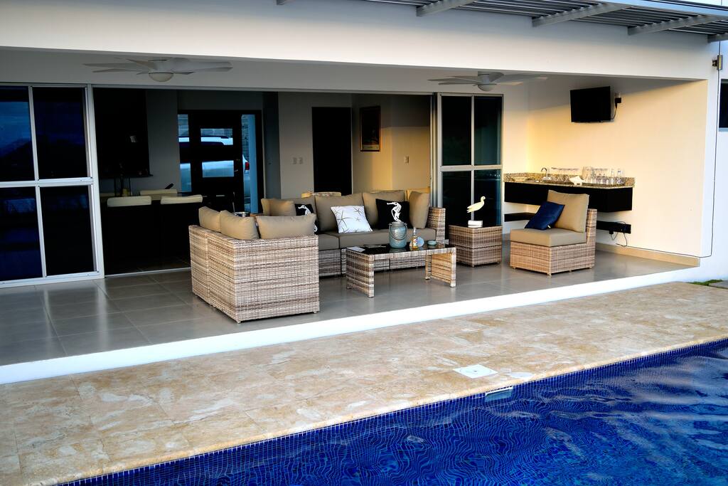 Poolside Lounge/Bar