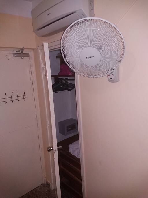 Closet en la habitación con caja de seguridad