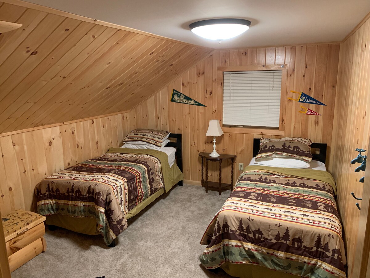 Spálňa na poschodí s dvoma oddelenými lôžkami!