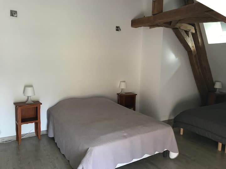 Großes Zimmer mit Bett 180 und 140