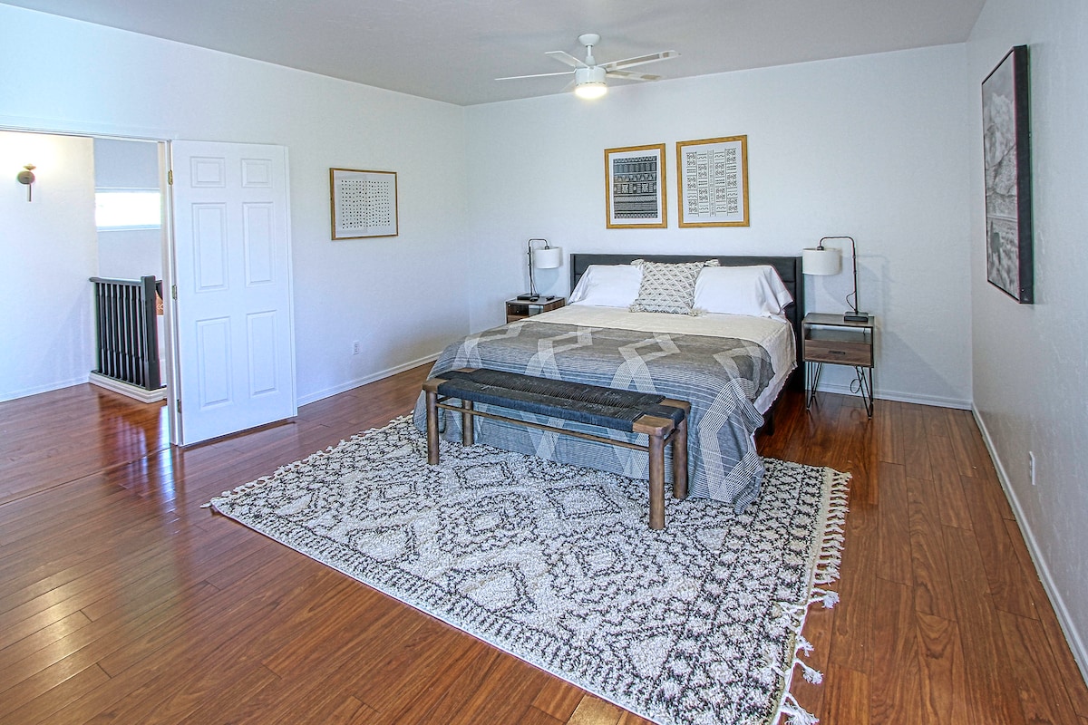 ห้องนอนใหญ่พร้อมเตียงคิงไซส์