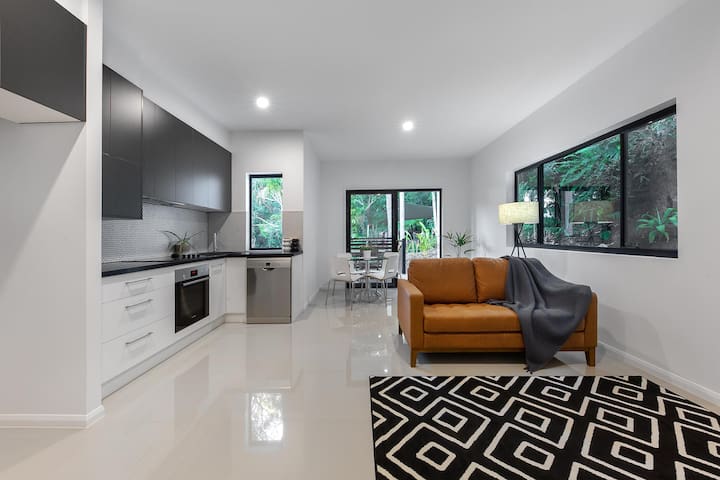 Modern Tree and Sea Retreat, Pool, Close to Beach