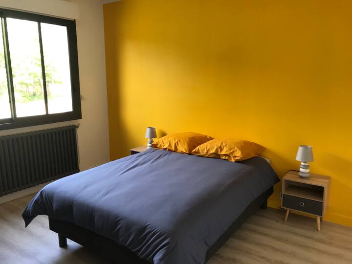 Habitación Amarilla cama doble