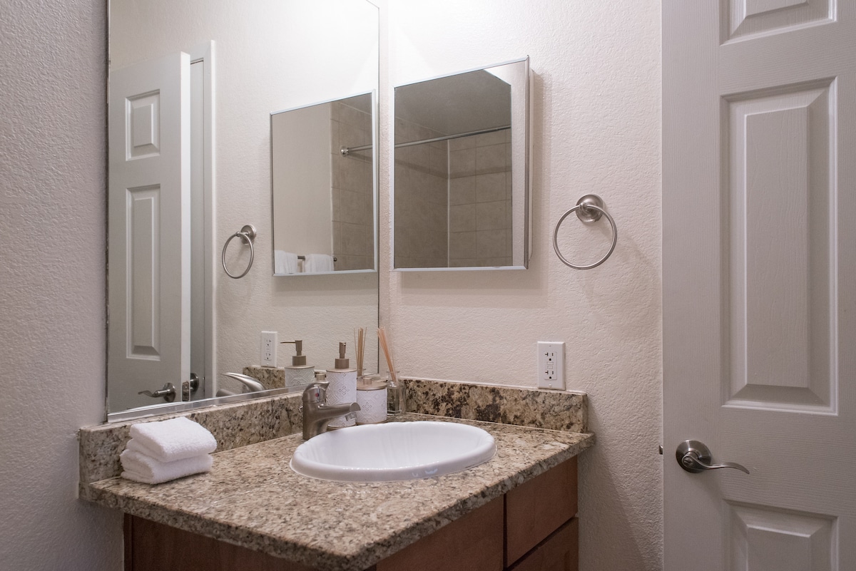 Beautiful 2BR/2BA, Gym & Pool, Room w/ Strip view