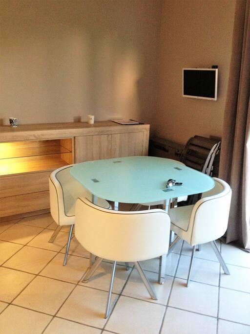 ECRAN PLAT DEPLACABLE POUR REGARDER DU LIT