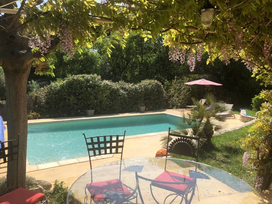 Terrasse ombragée qui communique avec la cuisine