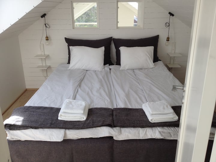 La camera da letto 2 è al piano superiore con un letto matrimoniale. Questo letto può essere trasferito in due letti singoli.