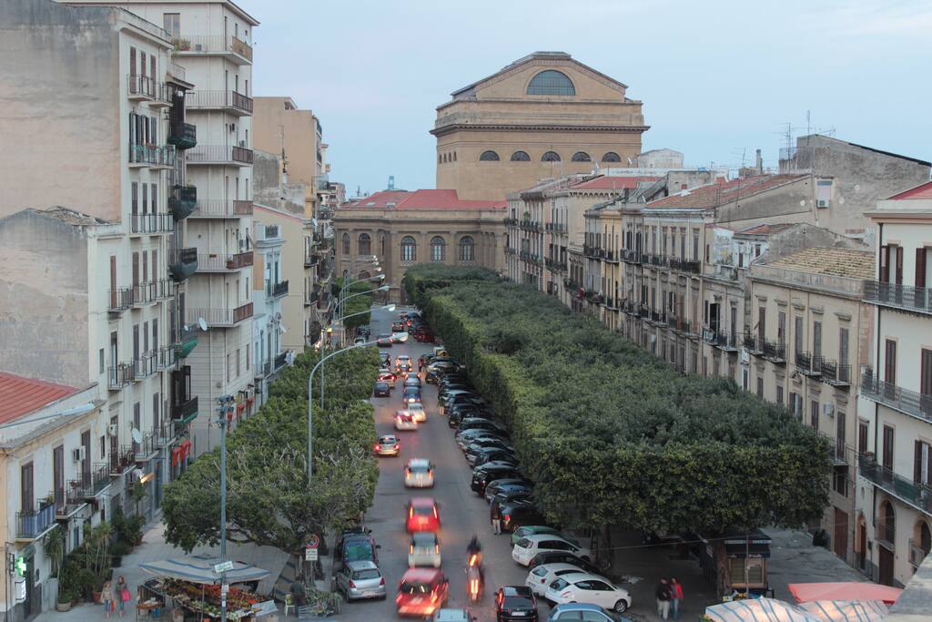 Via Volturno vista dal balcone della suite