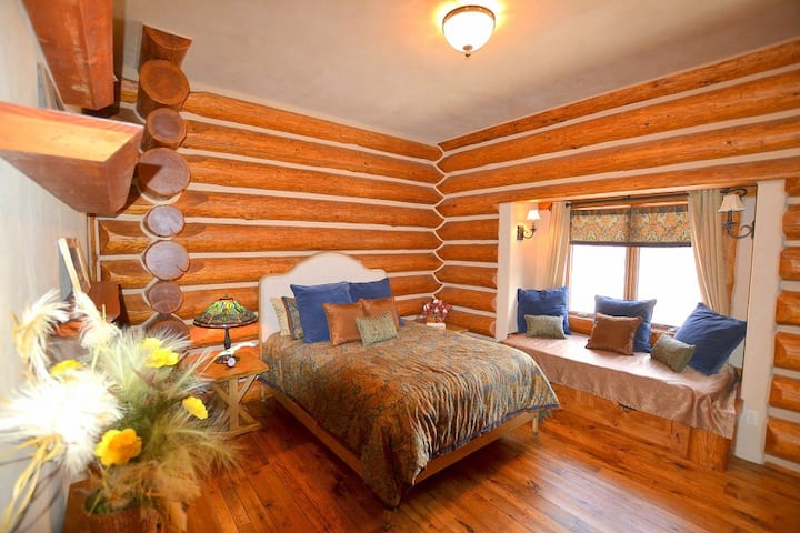 Საძინებელი 2 - საწოლი 152 × 203 სმ და ორადგილიანი ფანჯრის დასაჯდომი საწოლი.