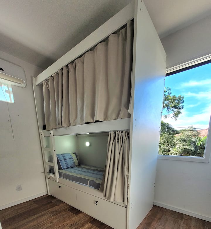 Suite ll 

●Dois Beliches - Cabine: פרטיות מוחלטת, מה שמאפשר לחלוק את החדר בין 04 אנשים ללא כל טרחה !!!

●וילון, תאורה פנימית אישית,  שקע חשמל ותמיכה לטלפון סלולרי ולארגז. 

מזגן מפוצל ושני חלונות