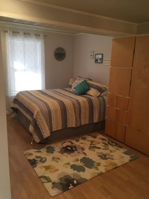1 queen sized bed, available wardrobe storage