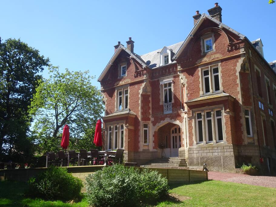 Le château du Bon Plaisir date de 1881 et offre 11 chambres, 7 salles de bains et beaucoup d'espaces intérieur et extérieur à partager