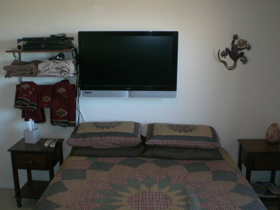 Guest towels, HDTV and Beautyrest Queen in Guest Room
