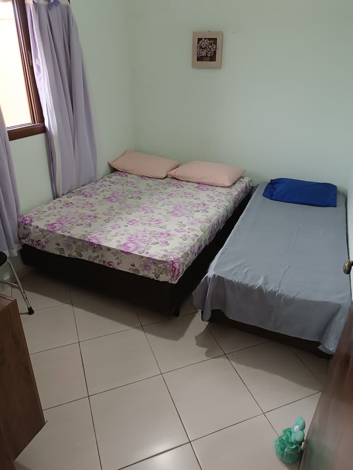 غرفة النوم 2، الطابق العلوي مع  1 سرير مزدوج و 1 سرير فردي.